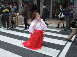 Illustration for article titled Cosplaying In The Streets of Osaka